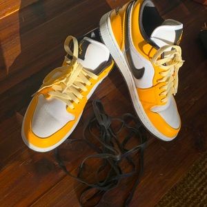 NIKE WOMENS AIR JORDAN 1 LOW